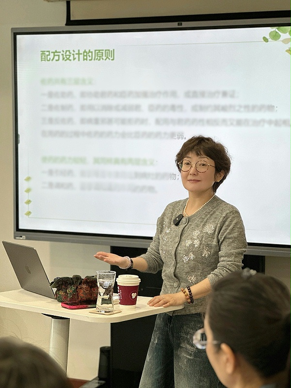 常蕾老师，作为 IFA 国际芳香疗法治疗师学会校长讲师、国内首批 Aroma Genera 芳香基因学治疗师，她为国内众多知名精油品牌制定培训师课程及产品配方设计。